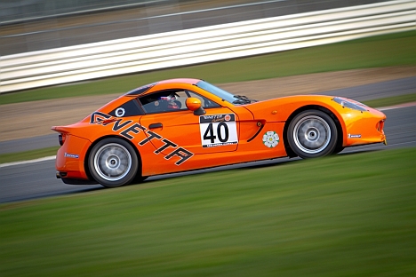 I foråret prøvede promotor Tommy Schröter kræfter med den engelske racerbil på Silverstone-banen i England